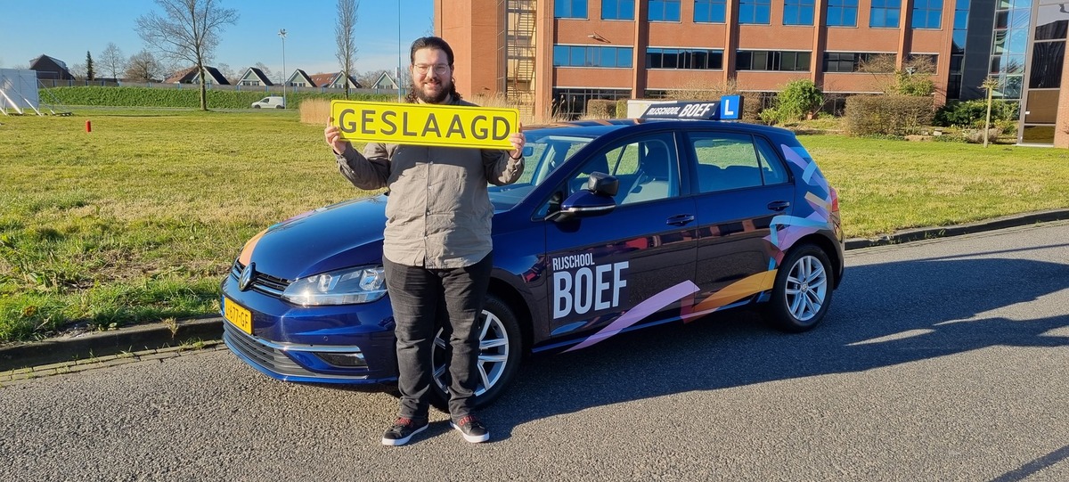 Rijschoolboef-in-een-keer-geslaagd-rijbewijs-zoetermeer